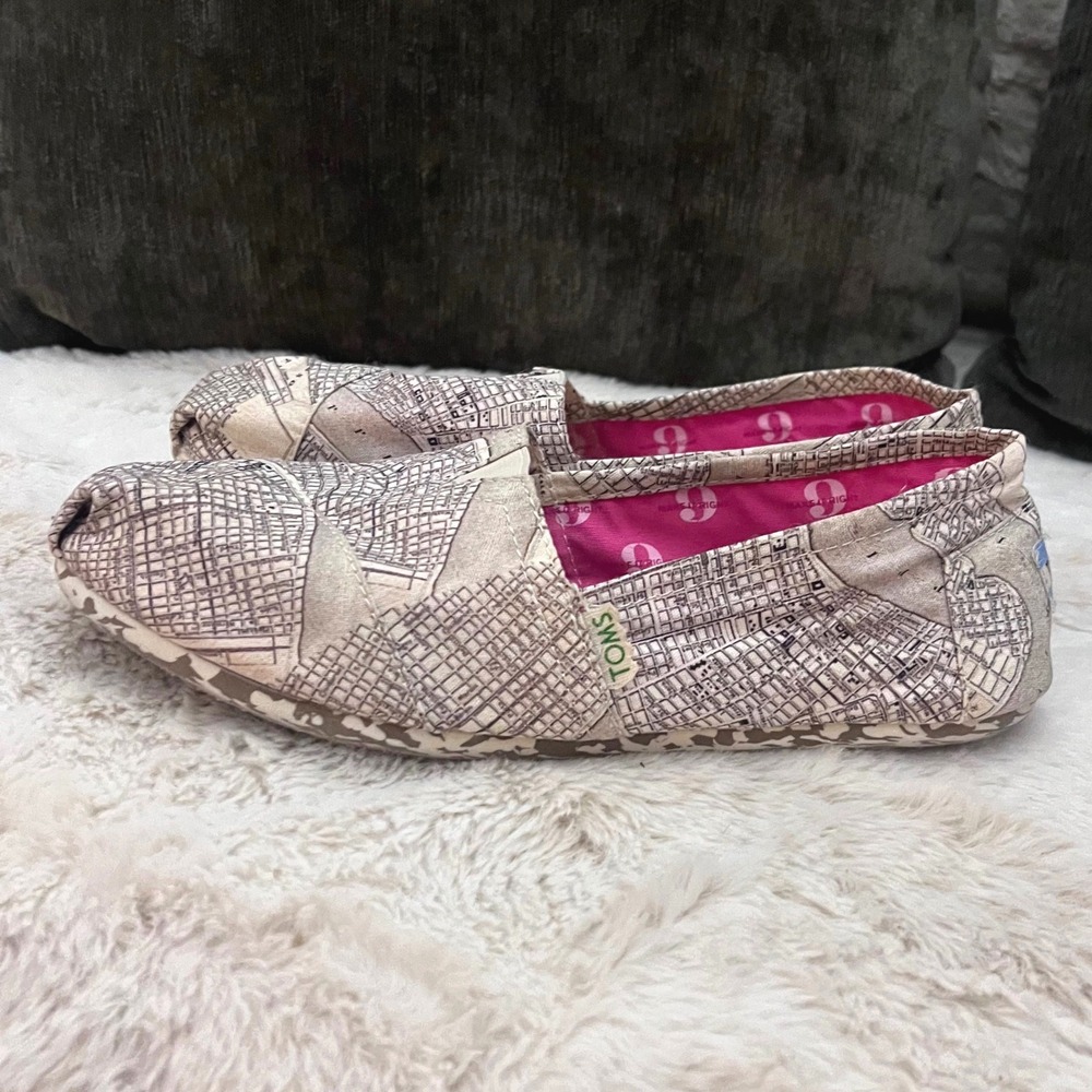 TOMS Women's "Mississippi River Map Flats" or the "Voyage Map" Size 10 White